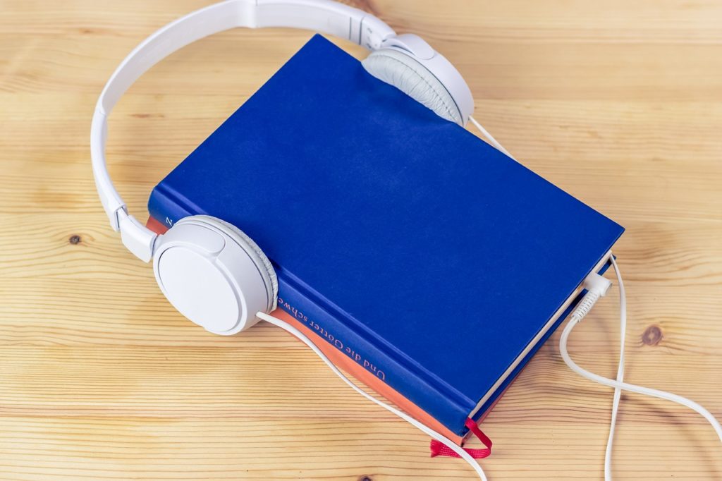 Tips on Finding Great Audiobooks to Binge While Traveling